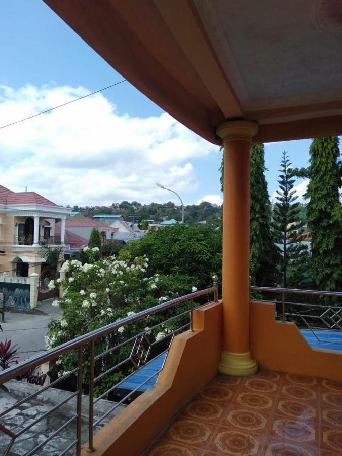 Wisma Kahyangan Baubau Bagian luar foto